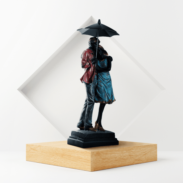 Colorful Couple with Umbrella Statue - Decowiser