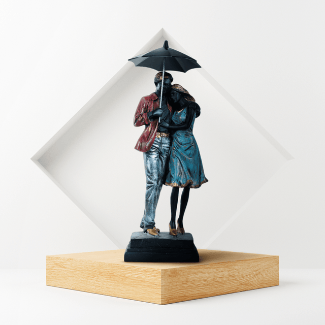 Colorful Couple with Umbrella Statue - Decowiser