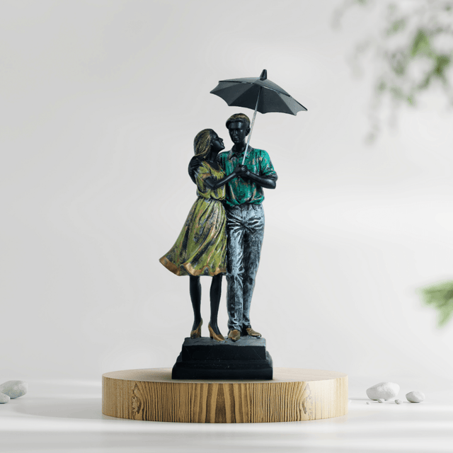 Romantic Couple Under Umbrella Statue - Decowiser